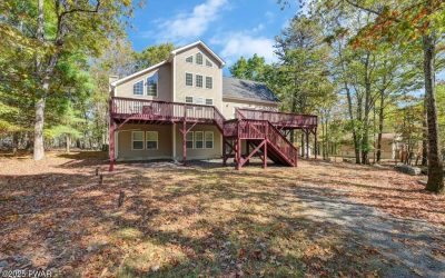 Custom-Built Masthope Chalet for Sale – 135 Constitution Drive