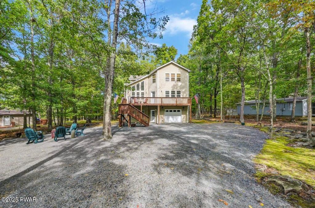 Contemporary Masthope Chalet for Sale – 193 Robin Way