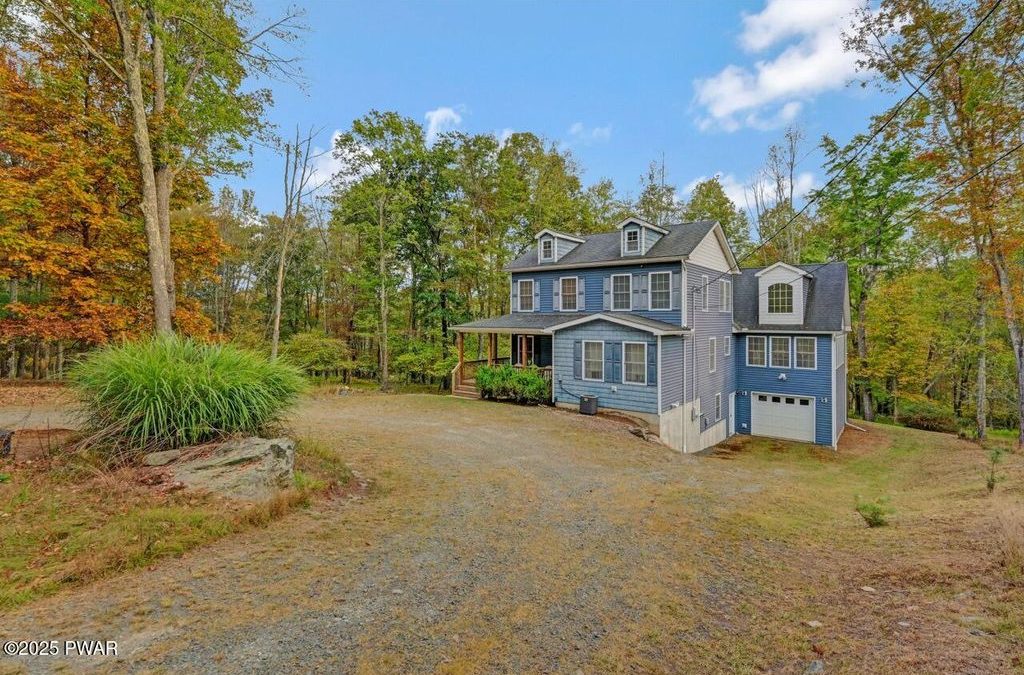 Custom-Built Masthope Chalet for Sale – 204 Westcolang Road