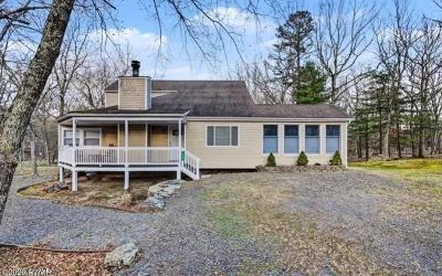 Beautifully Maintained Masthope Home For Sale – 250 Falling Waters Blvd