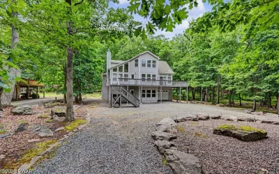Turnkey Masthope Mountain Chalet For Sale – 149 Rainbow Drive